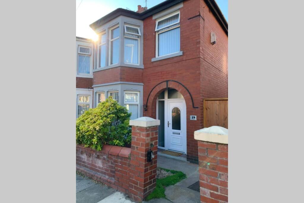 Modern Fully Refurbished 3 Bedroom Home Blackpool Extérieur photo